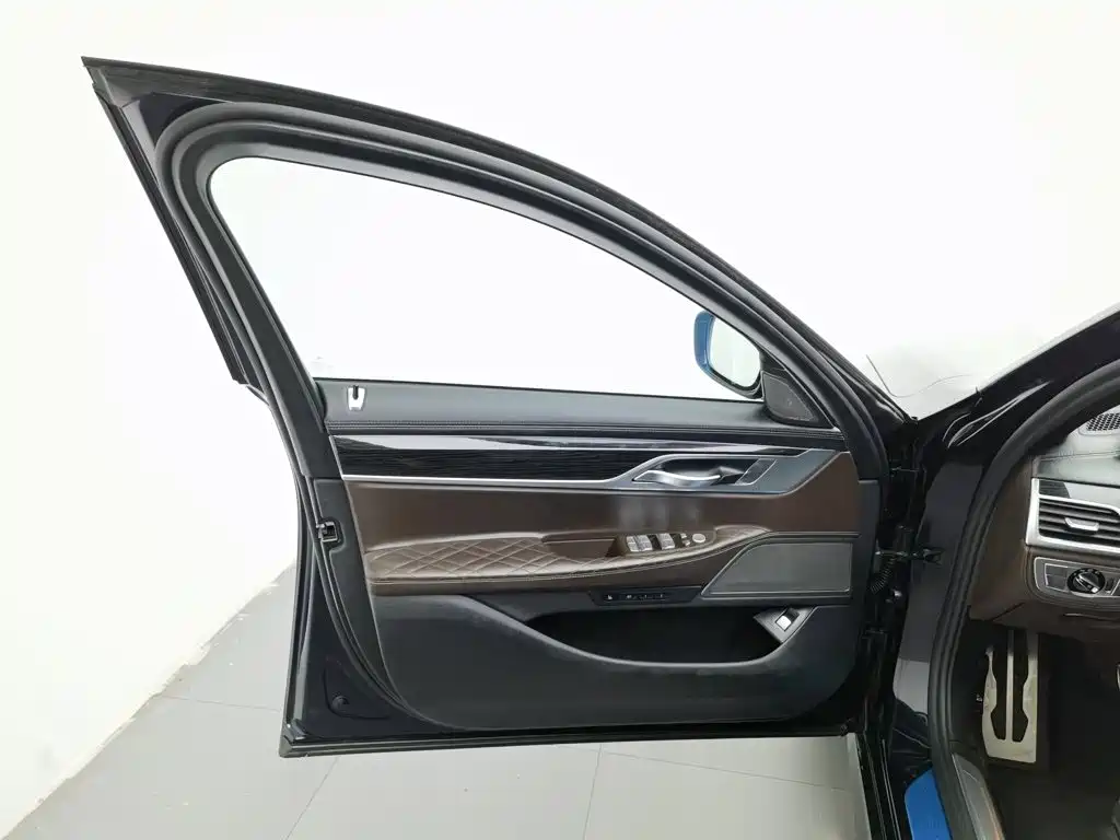 BMW 7 Series — миниатюра 8