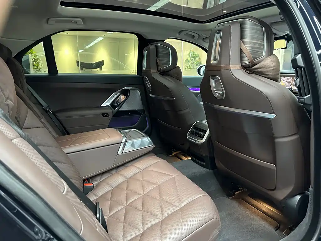 BMW 7 Series — миниатюра 13