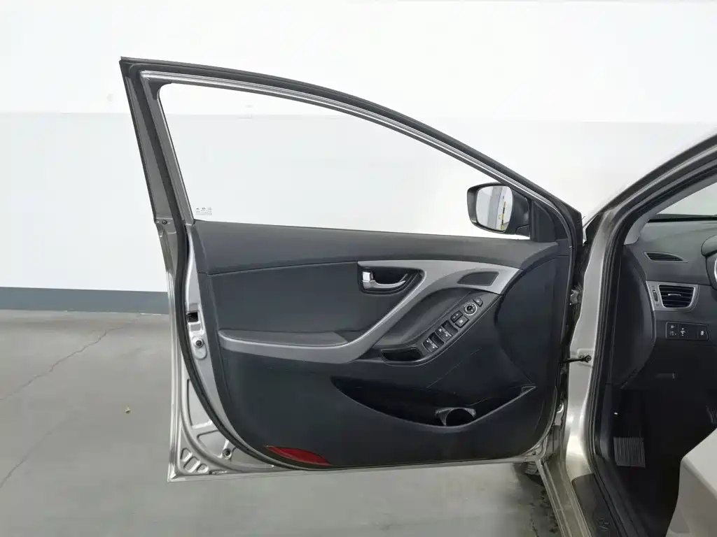 Hyundai Elantra Langdong — миниатюра 8