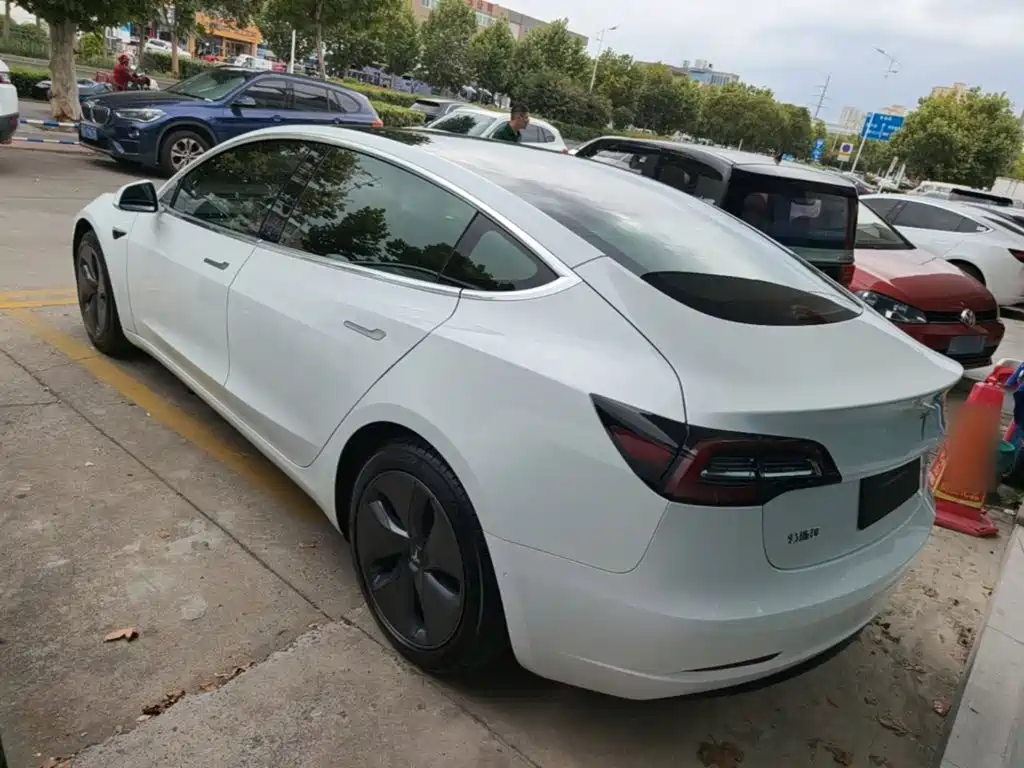 Tesla Model 3 — миниатюра 5
