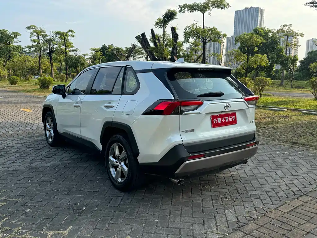 Toyota RAV4 — миниатюра 4