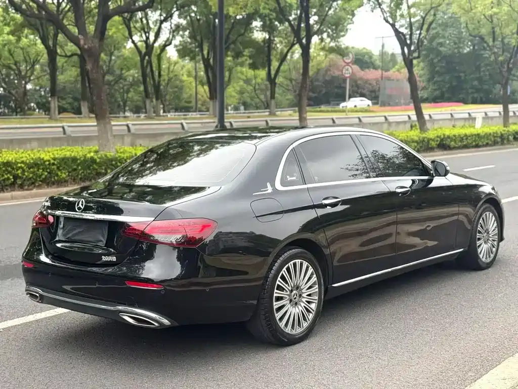 Mercedes-Benz E-Class — миниатюра 9
