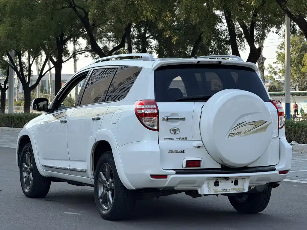 Toyota RAV4 — миниатюра 4