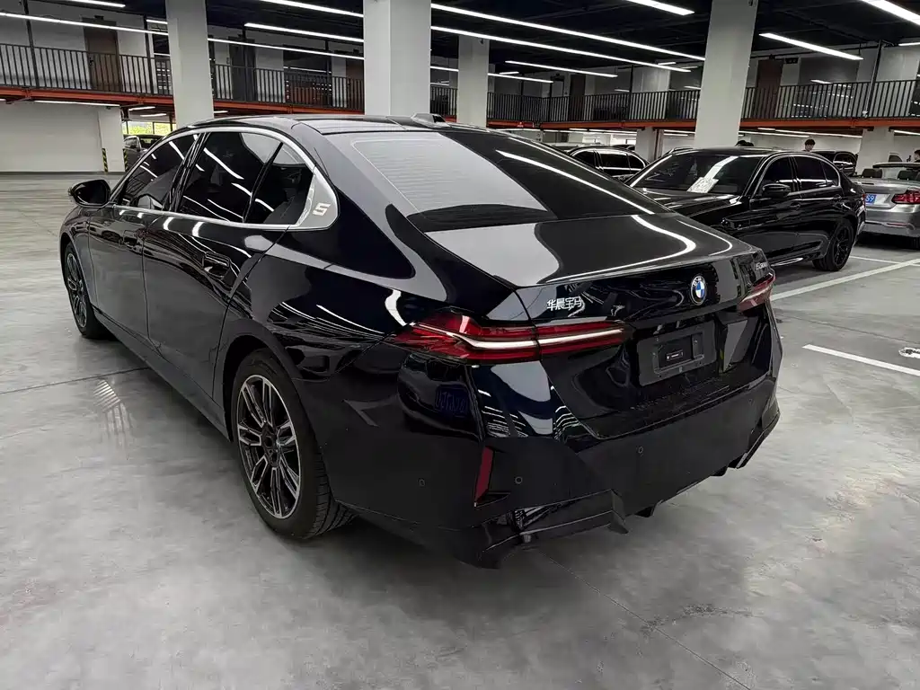 BMW 5 Series — миниатюра 13