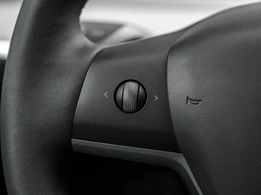 Tesla Model Y — миниатюра 8
