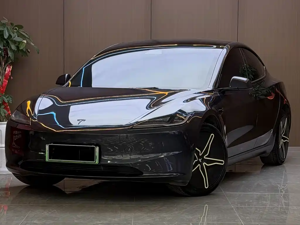 Tesla Model 3 — миниатюра 3