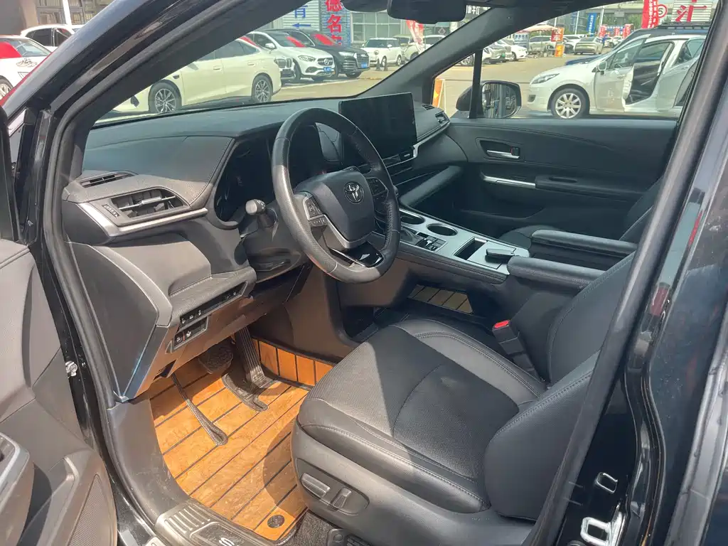 Toyota Sienna — миниатюра 4