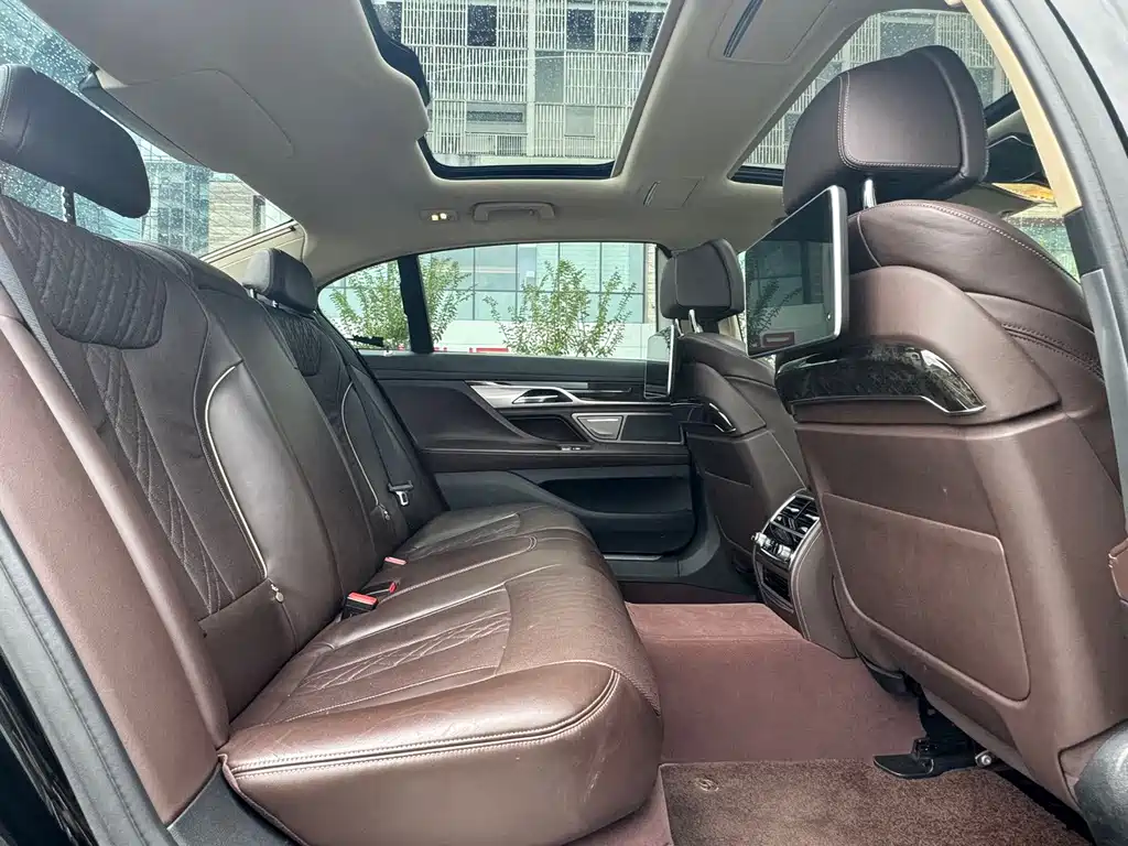 BMW 7 Series — миниатюра 10