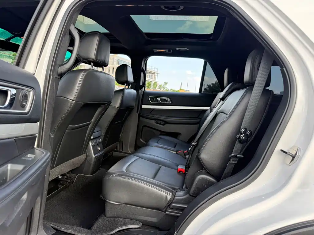 Ford Explorer (Import) — миниатюра 8