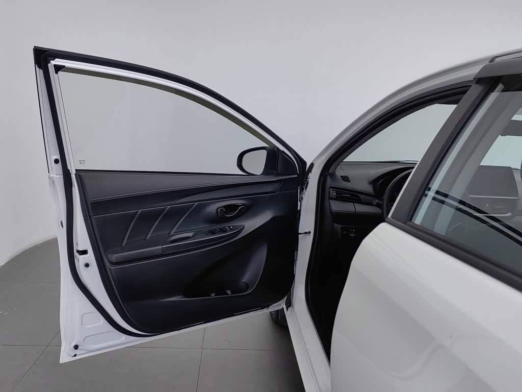 Toyota Vios 1.5 л 2021 г. Белый, пробег 37500 км