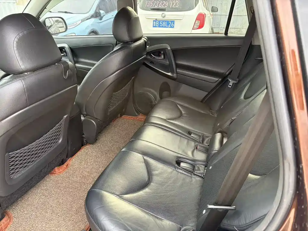 Toyota RAV4 — миниатюра 8