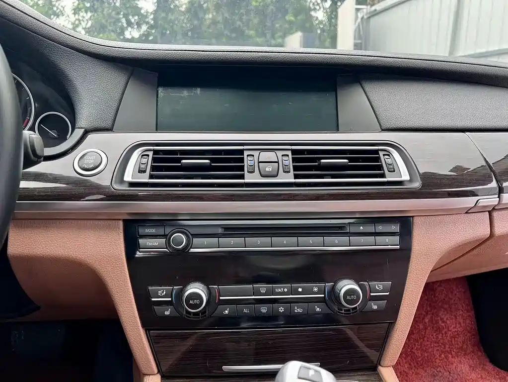 BMW 7 Series — миниатюра 13
