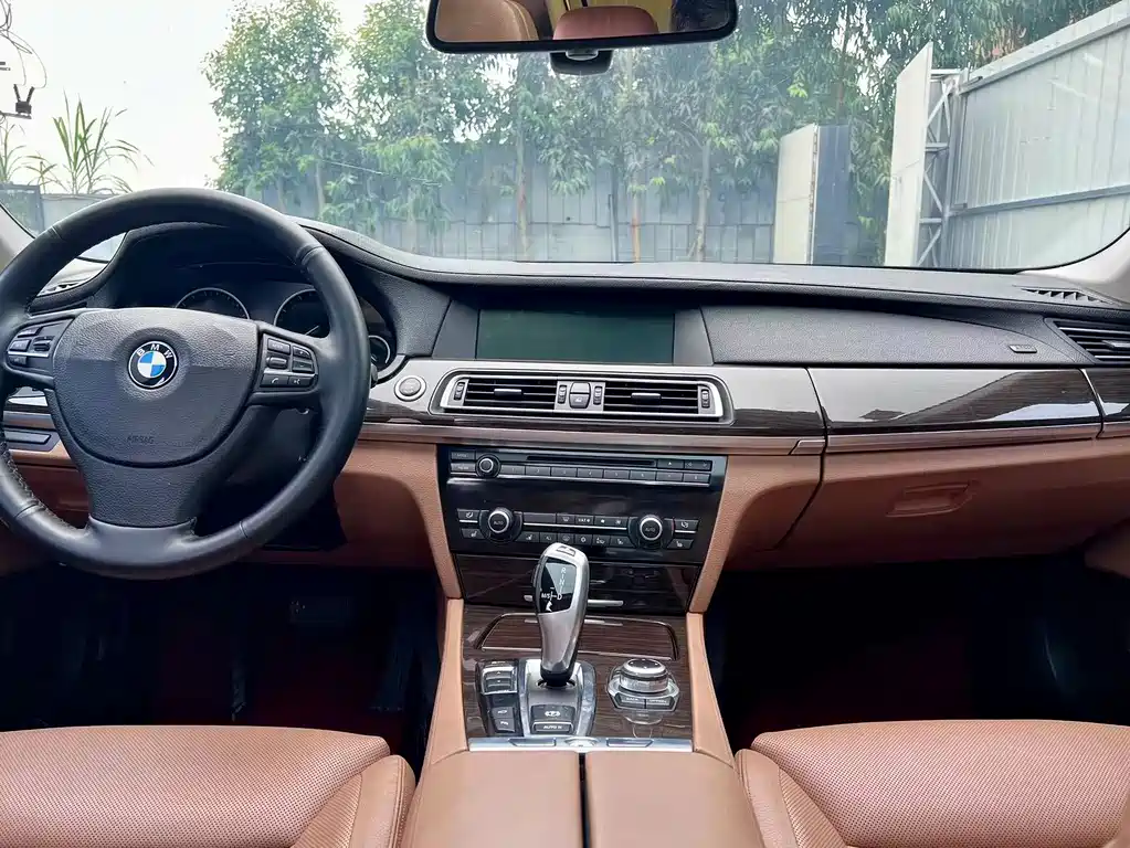 BMW 7 Series — миниатюра 11