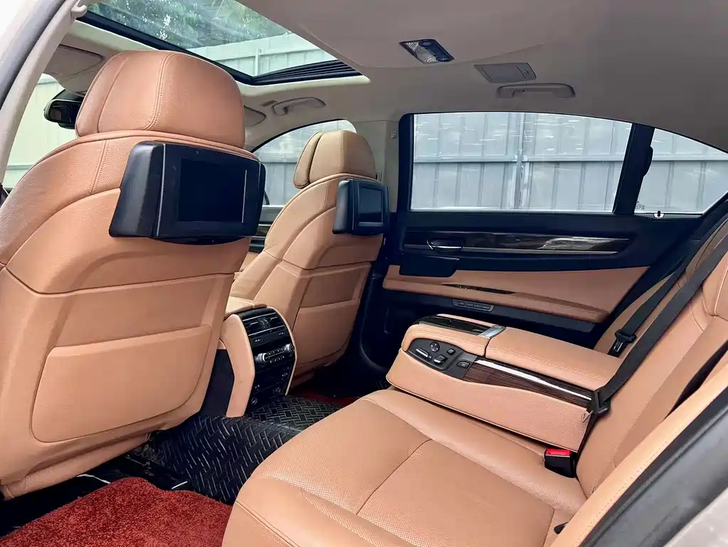 BMW 7 Series — миниатюра 10