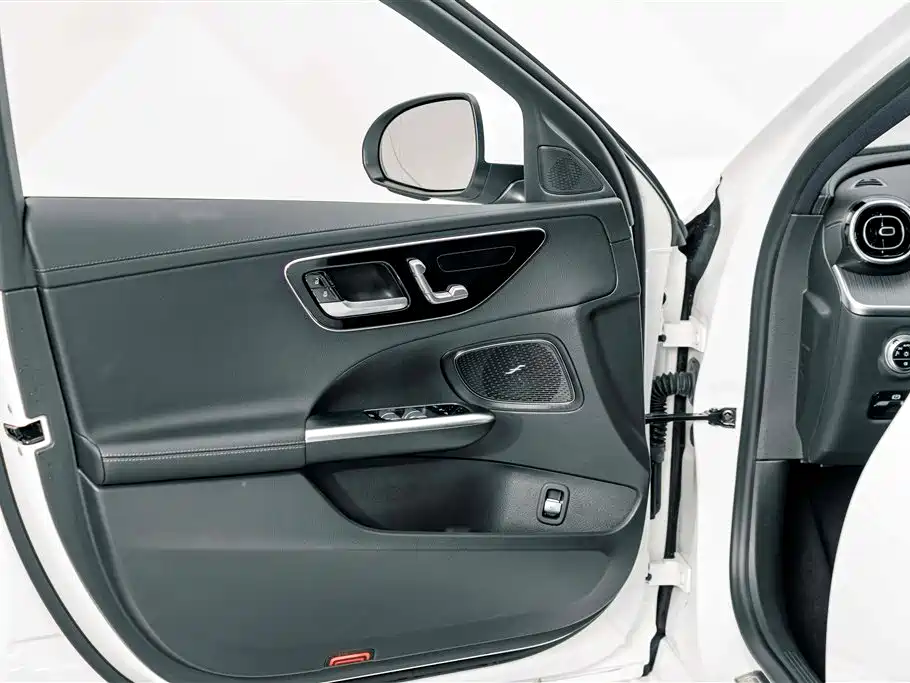 Mercedes-Benz C-Class — миниатюра 13