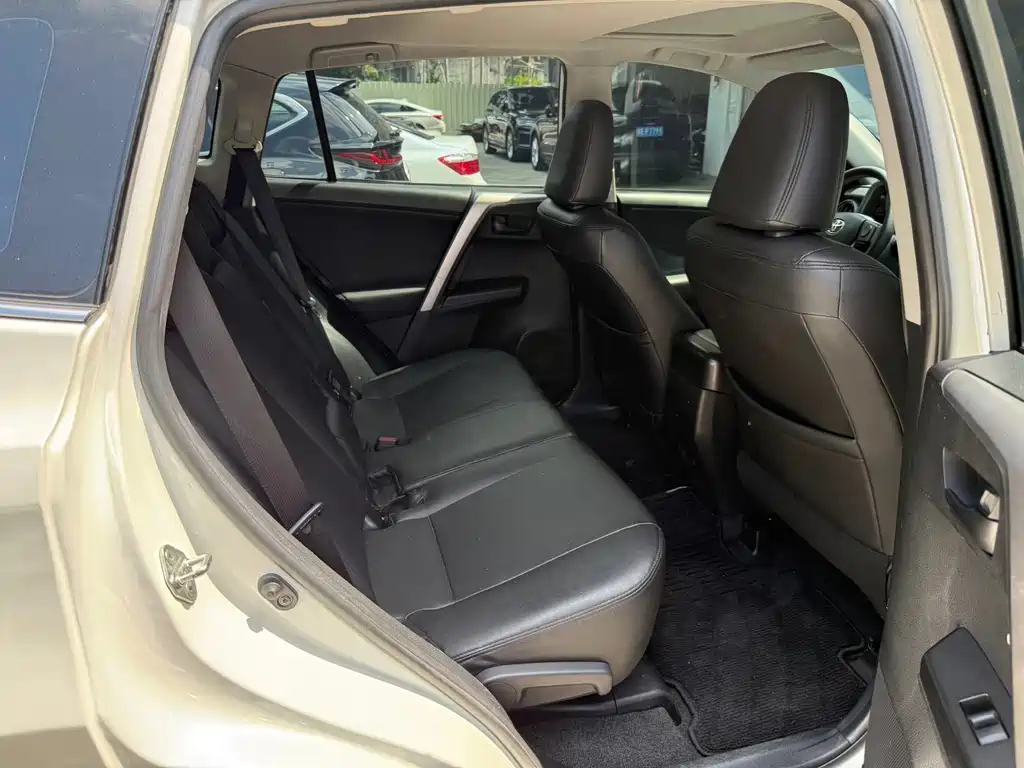Toyota RAV4 — миниатюра 9