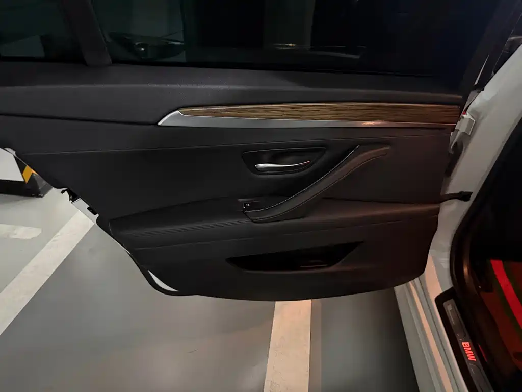 BMW 5 Series — миниатюра 12