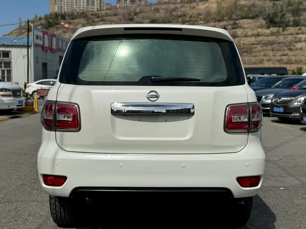 Nissan Patrol — миниатюра 9