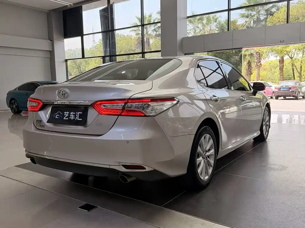 Toyota Camry — миниатюра 5