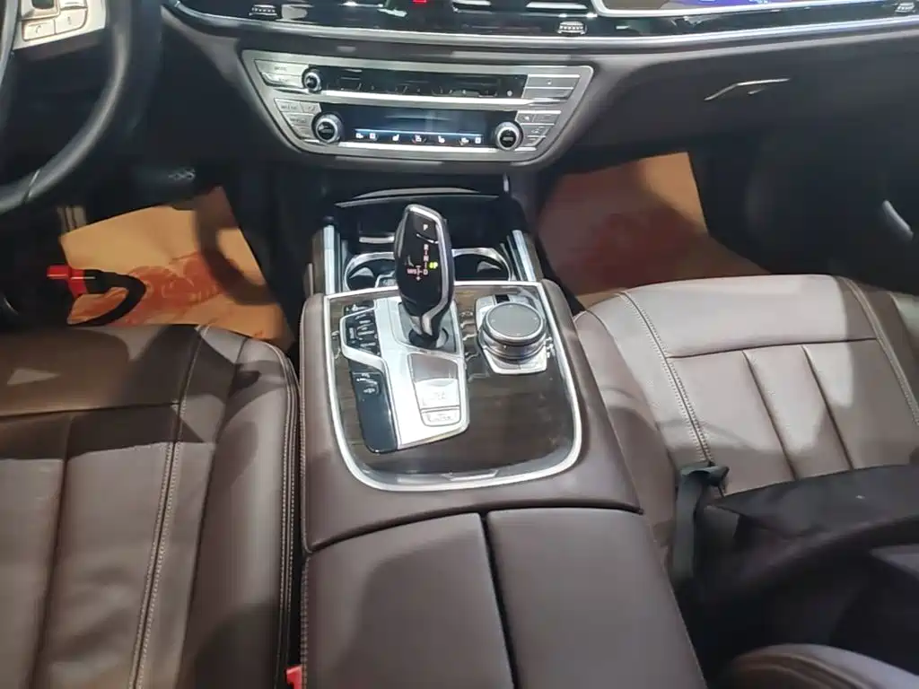 BMW 7 Series — миниатюра 14