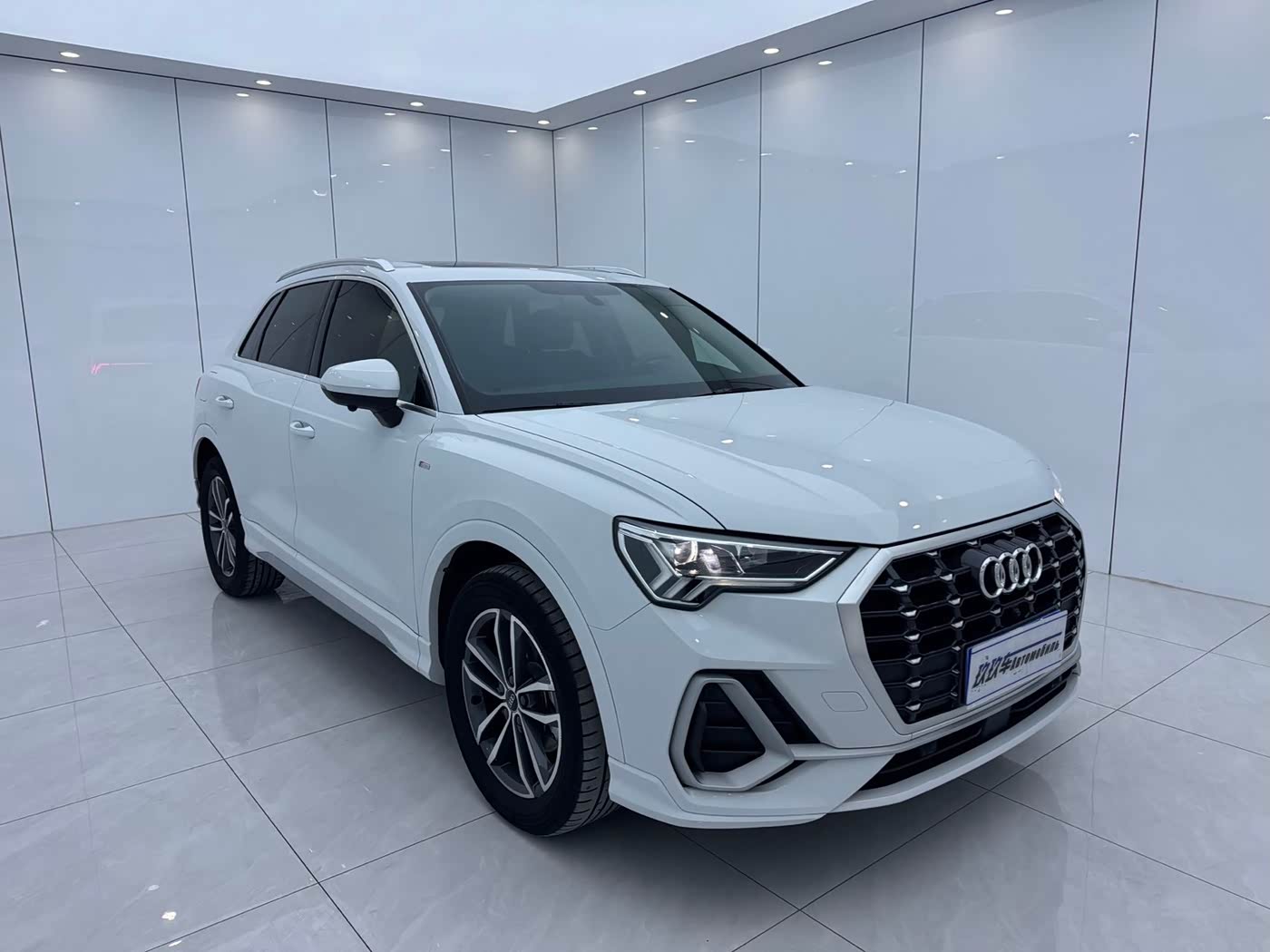 Audi Q3 1.4 л 2023 г. Белый, пробег 39000 км