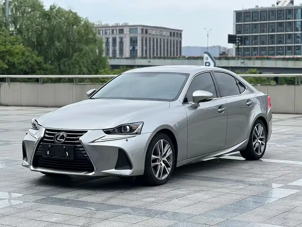 Lexus IS 2019