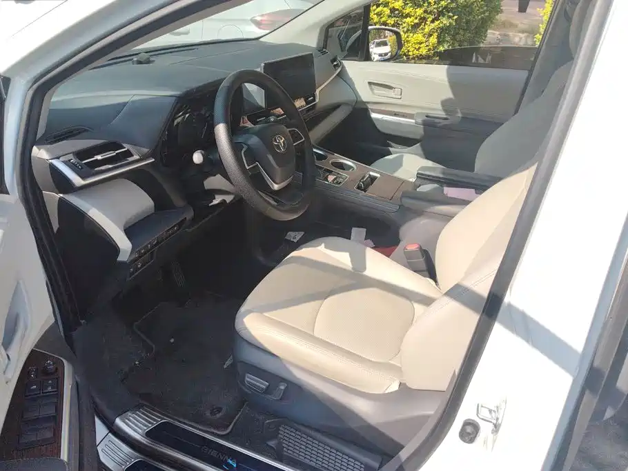 Toyota Sienna — миниатюра 9