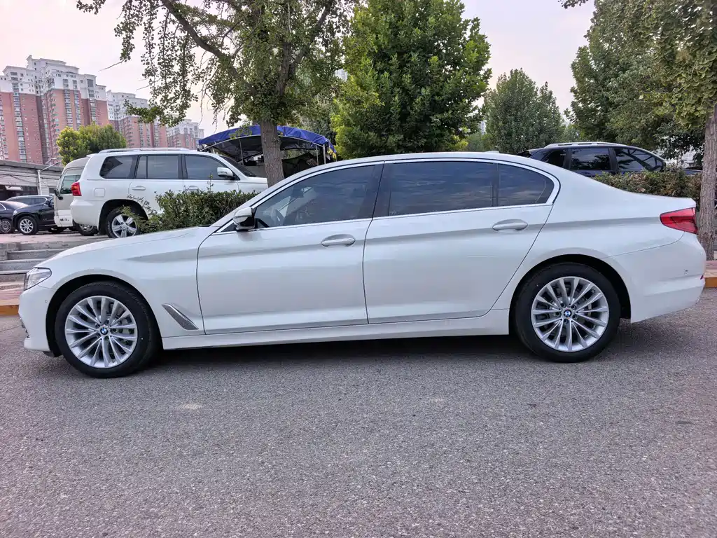 BMW 5 Series — миниатюра 4