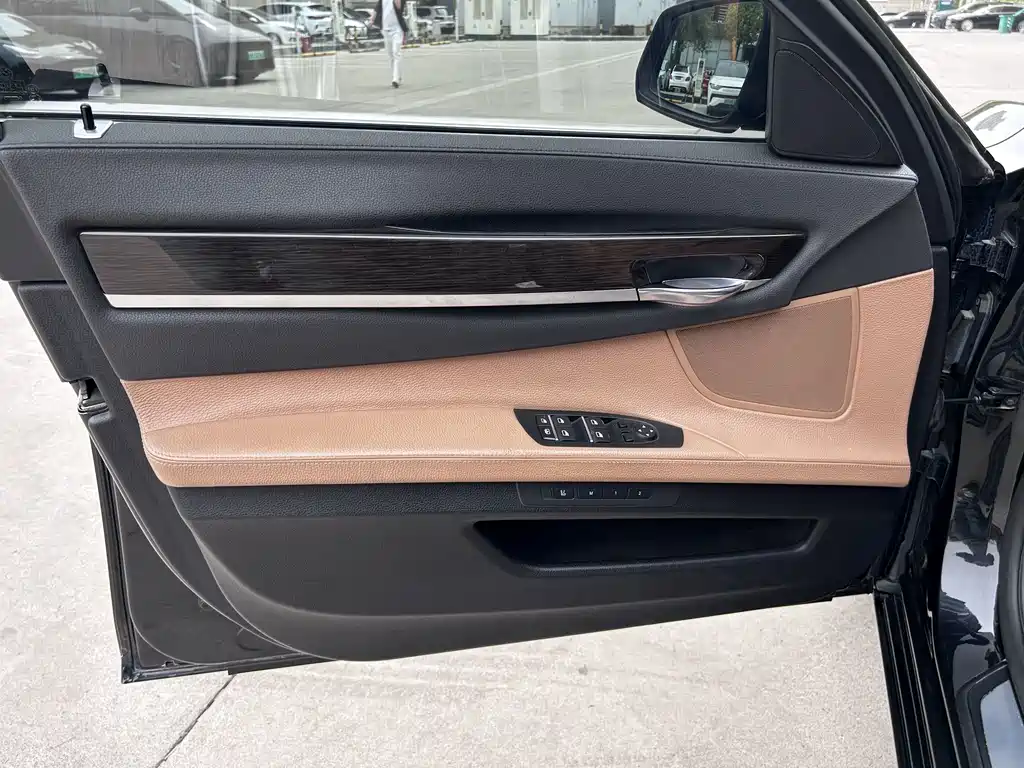 BMW 7 Series — миниатюра 17