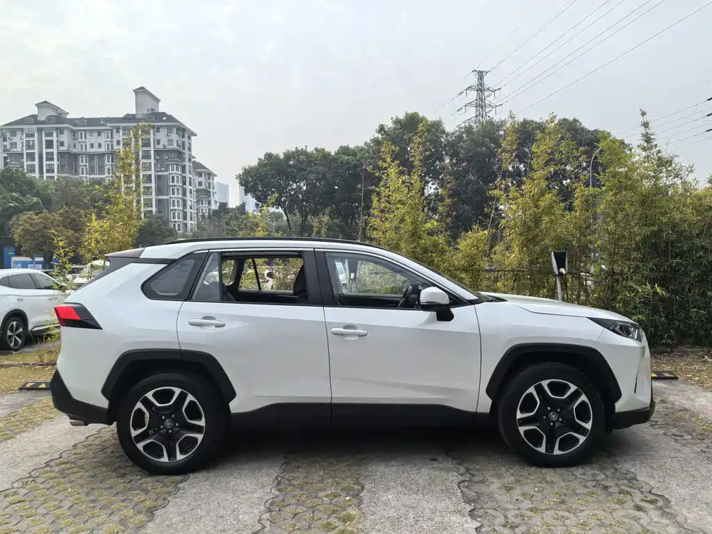 Toyota RAV4 — миниатюра 7