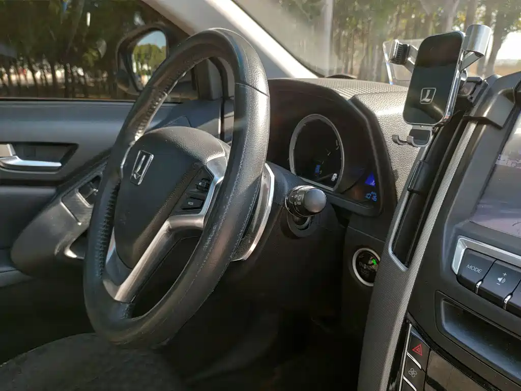 Luxgen U6 — миниатюра 14