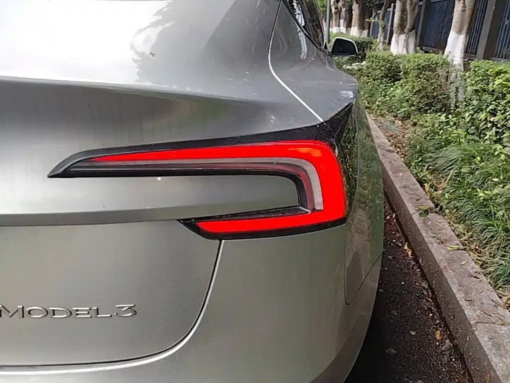 Tesla Model 3 — миниатюра 8