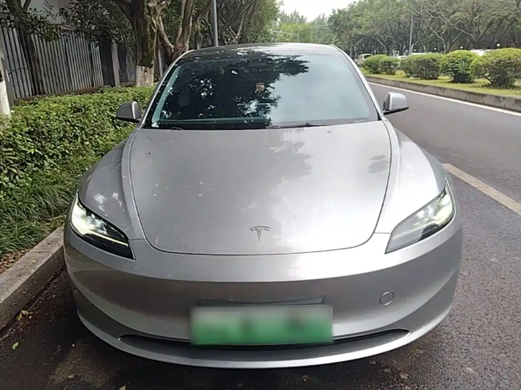 Tesla Model 3 — миниатюра 3