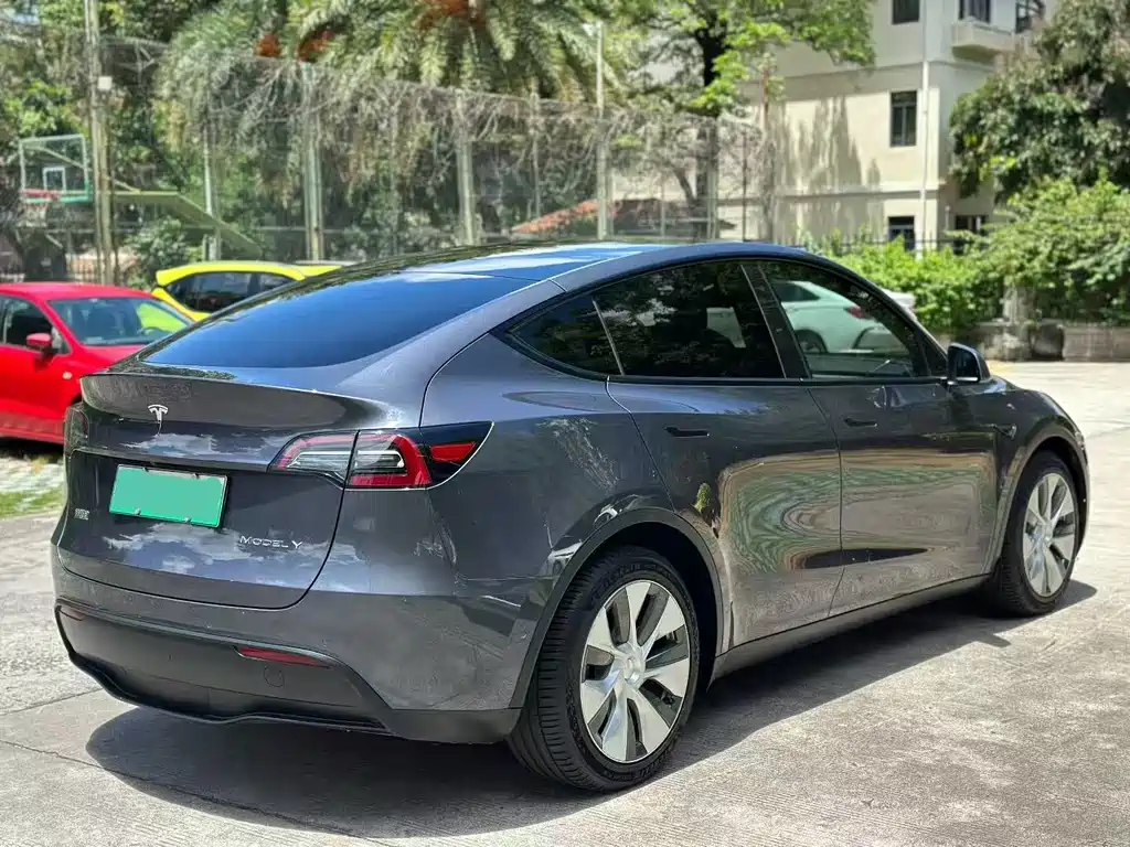 Tesla Model Y — миниатюра 9