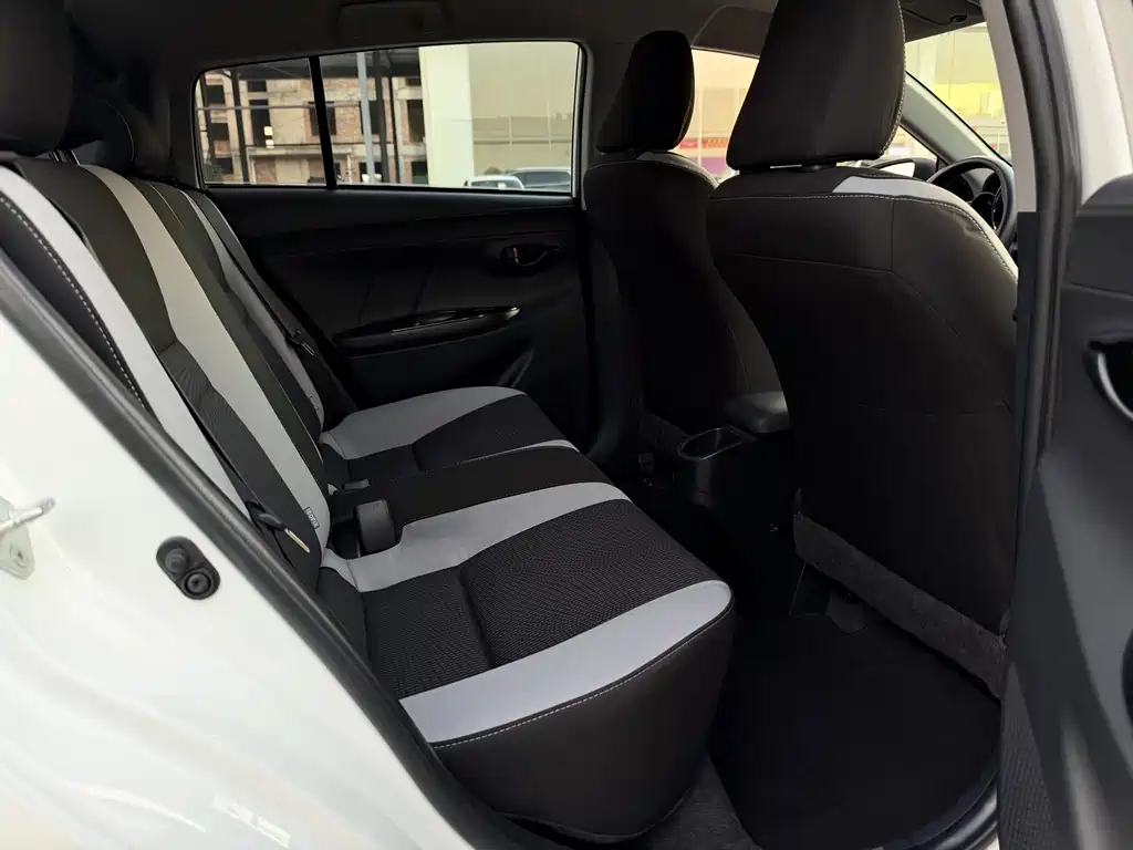 Toyota Yaris L — миниатюра 10