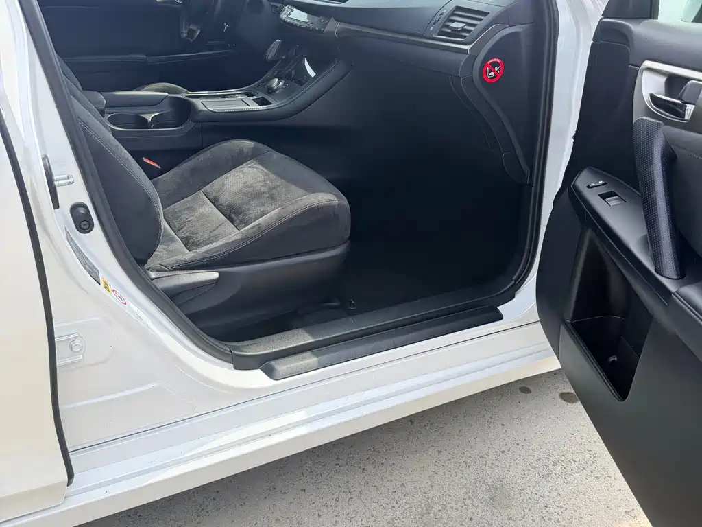Lexus CT — миниатюра 14