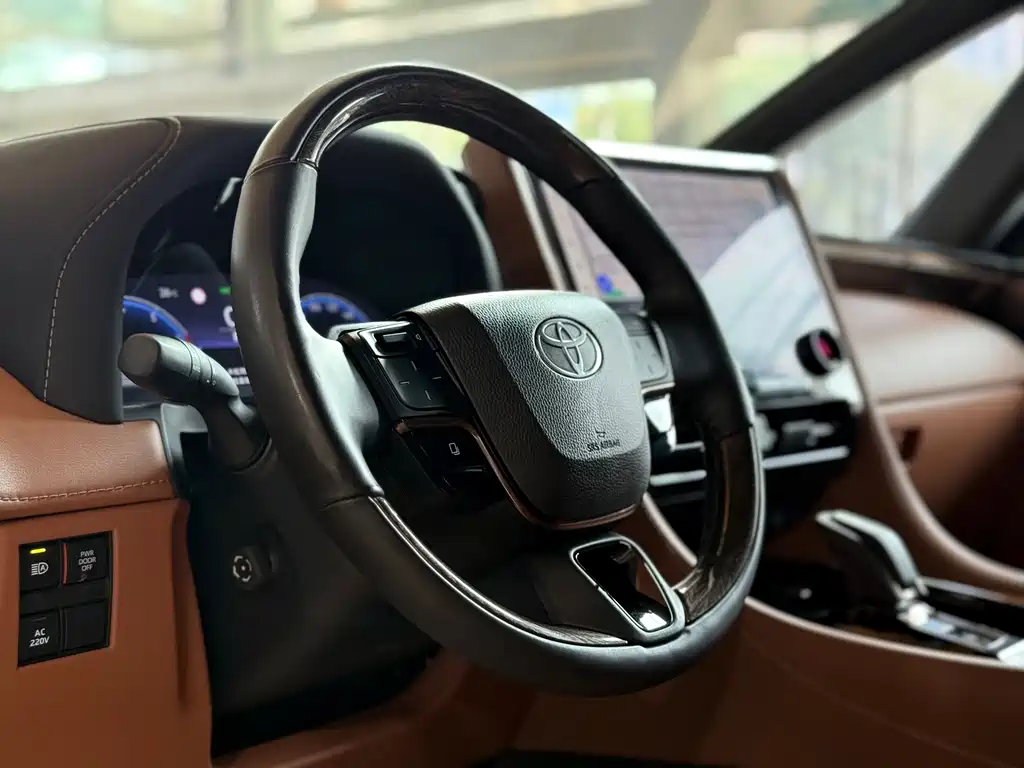Toyota Alphard — миниатюра 6