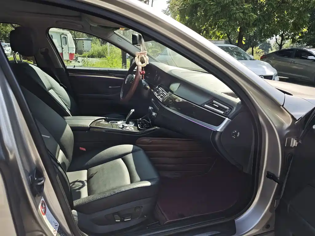 BMW 5 Series — миниатюра 9