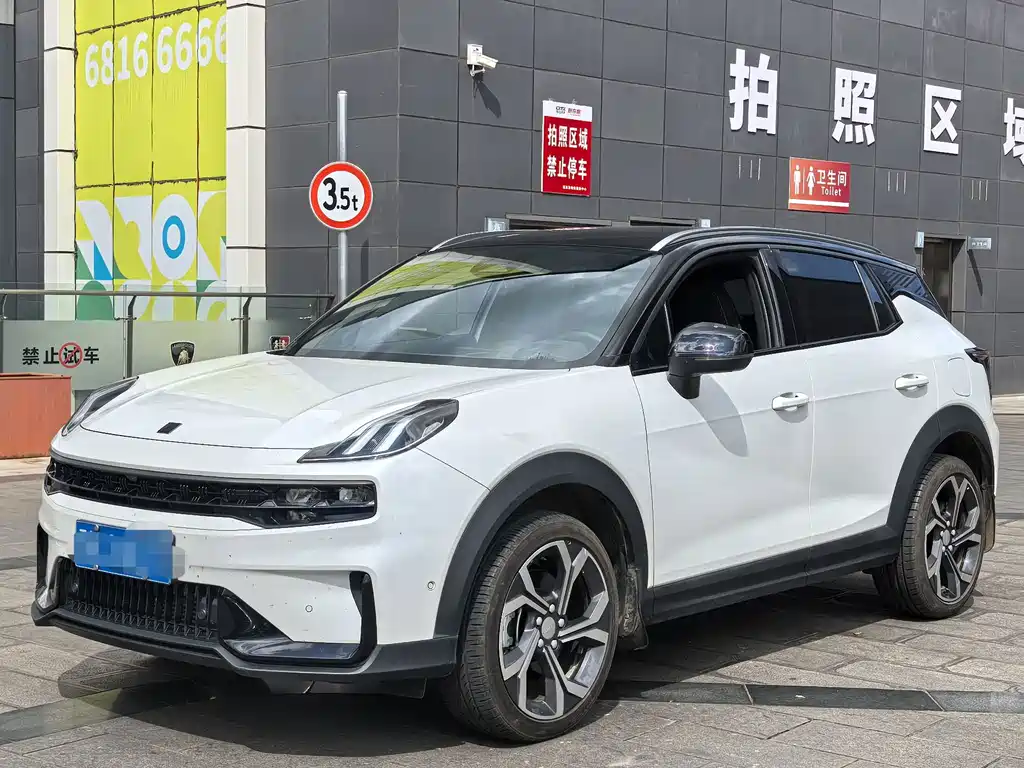 Lynk & Co 06