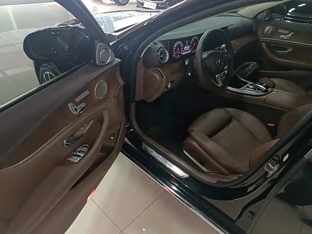 Mercedes-Benz E-Class — миниатюра 16