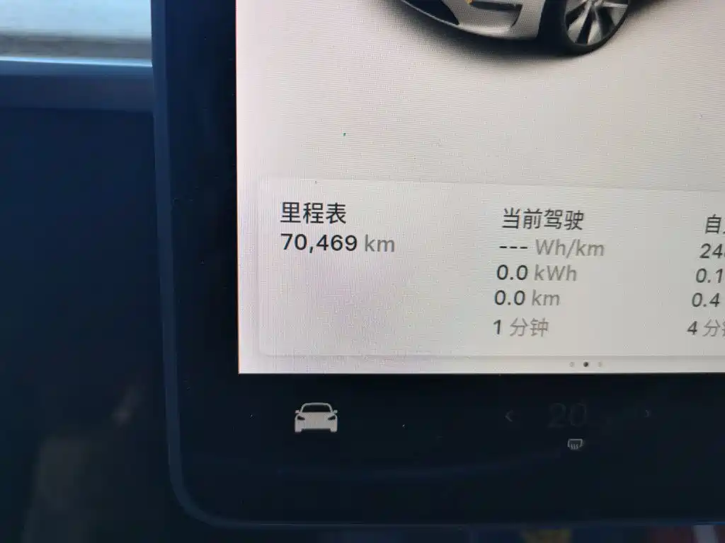 Tesla Model Y — миниатюра 8