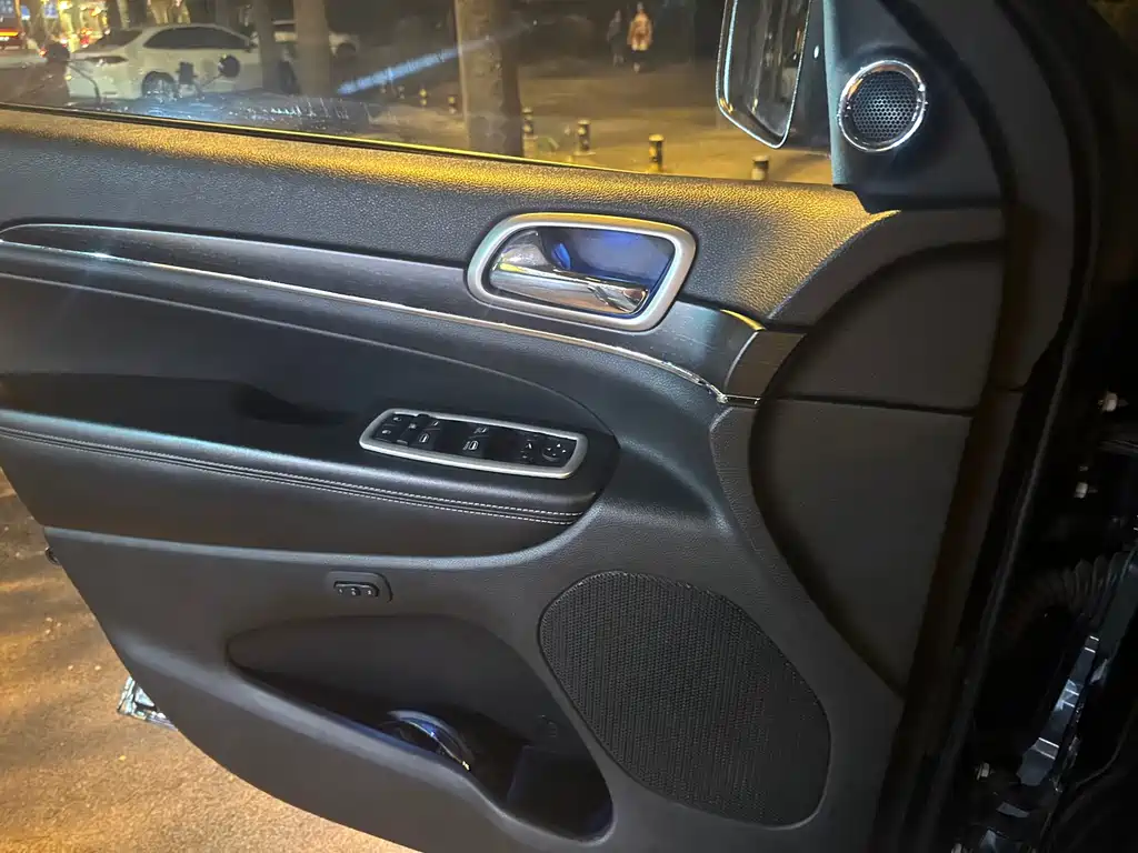 Jeep Grand Cherokee (Import) — миниатюра 9