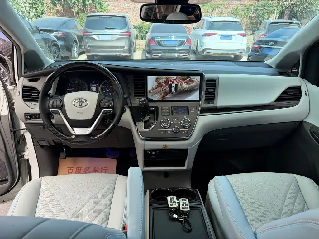 Toyota Sienna — миниатюра 9