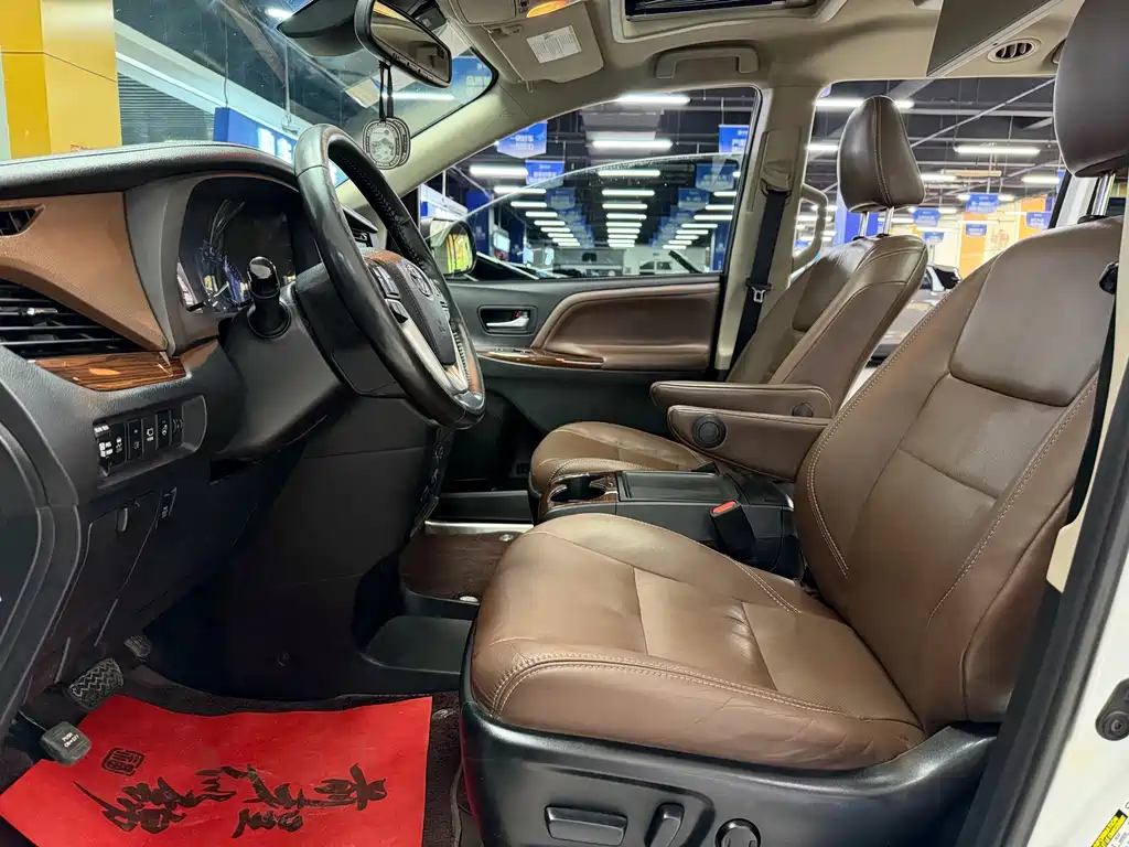 Toyota Sienna — миниатюра 4