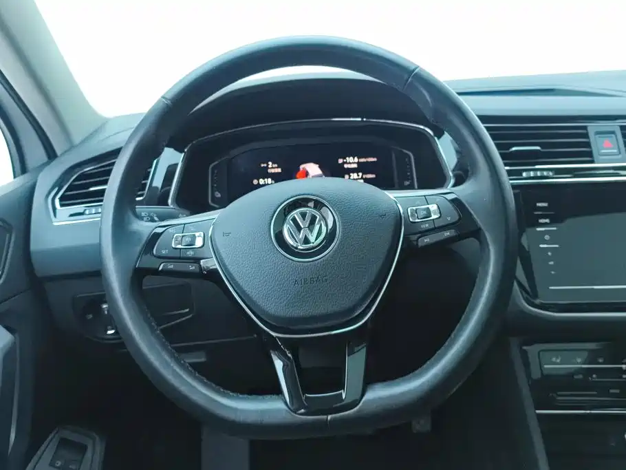 Volkswagen Tiguan L PHEV — миниатюра 15
