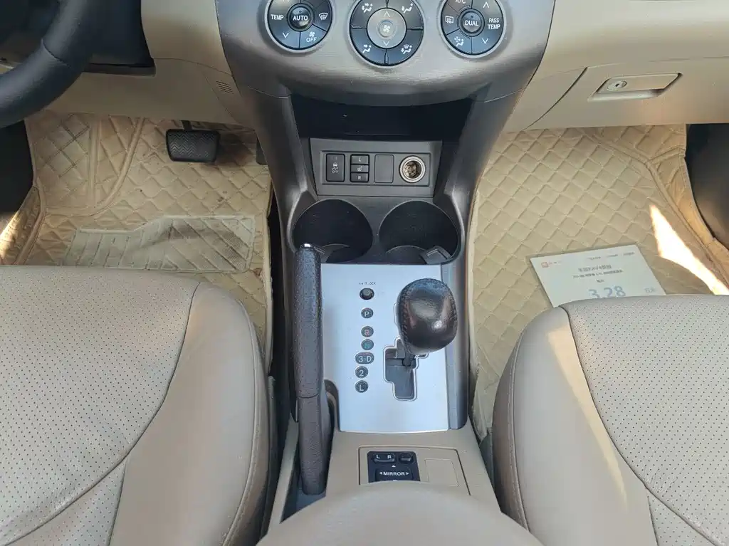 Toyota RAV4 — миниатюра 12