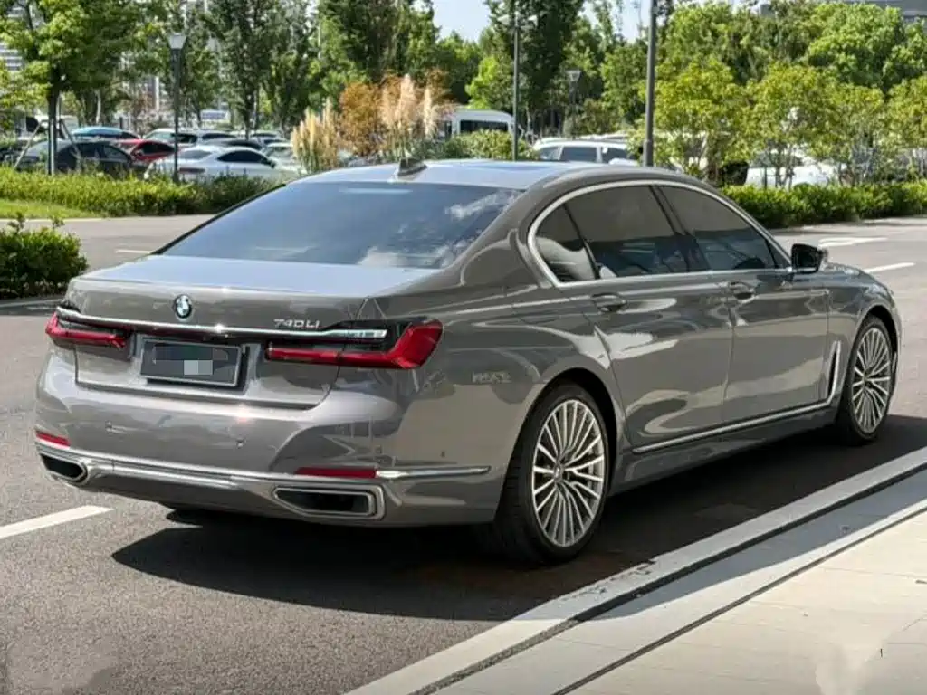 BMW 7 Series — миниатюра 9