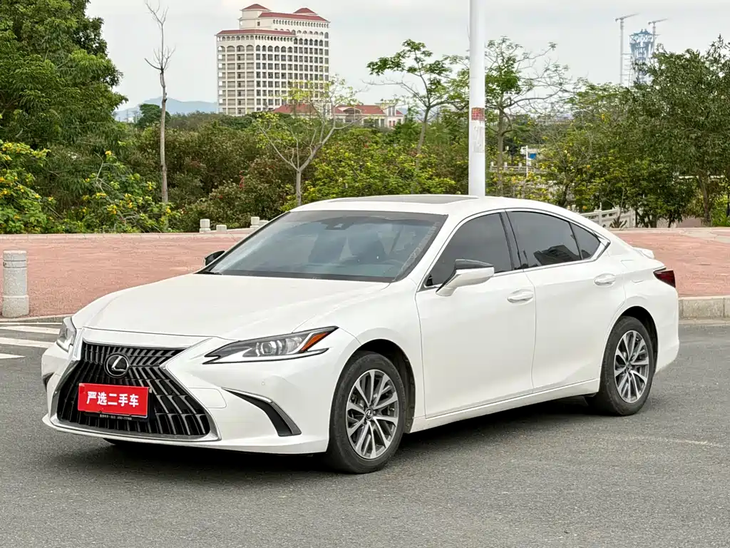 Lexus ES 2024