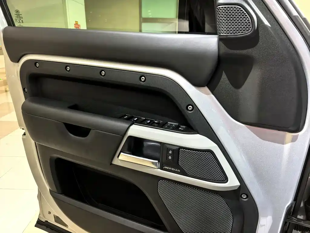 Land Rover Defender — миниатюра 18