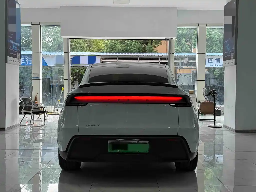 Tesla Model Y — миниатюра 12